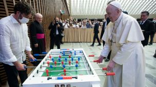 Papež si zahrál stolní fotbal image:Image Papež si zahrál stolní fotbal