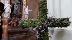 image:Image Žďárskou baziliku ozdobily květy naděje