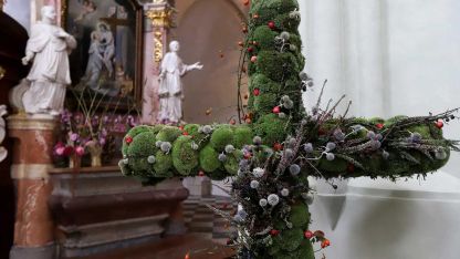 image:Image Žďárskou baziliku ozdobily květy naděje