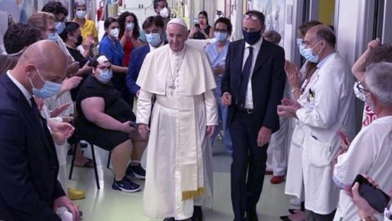 image:Image Papeže propustili z nemocnice