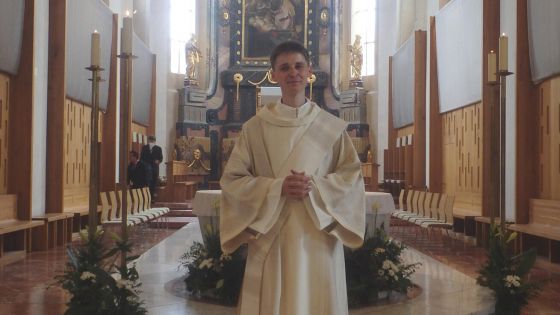 image:Image Vracím se na místo činu, žertuje nový jáhen