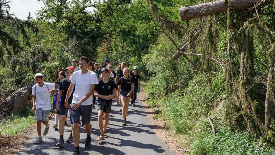 image:Image Na pěší pouť s mladými lidmi z tábora Quest se vydal i biskup Tomáš Holub (v zadní řadě), který v cíli, v kapli Všech svatých v Petrohradě na Rakovnicku, celebroval mši svatou.