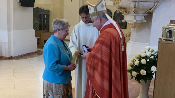 image:Image Biskup udělil čtyři Medaile sv. Auraciána