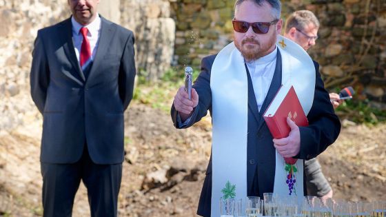image:Image Zahájení rekonstrukce požehnal bílinský arciděkan P. Marcin Saj.