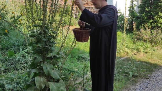 image:Image V kapitulní síni je sušárna bylin