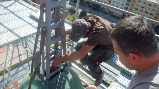 image:Image Salesiáni uložili zprávu do věže