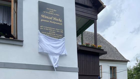 image:Image Pamětní desku na rodném domě odhalil arciděkanův vzdálený příbuzný Wolfgang Hennig.