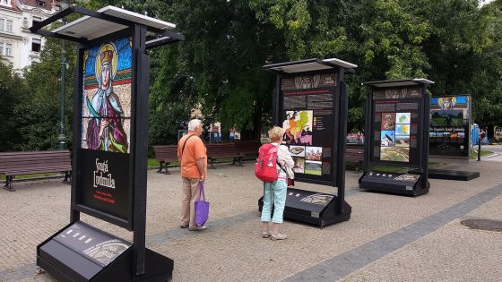 image:Image Na osmi oboustranných panelech se kolemjdoucí seznámí 1100 let po její smrti s příběhem sv. Ludmily .