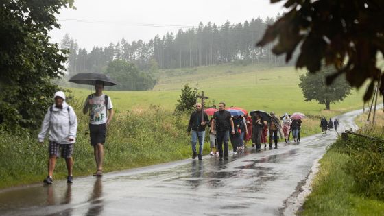image:Image Na cestu z Nýrska do Strážova k ostatkům sv. Jana Pavla II. se i přes nepřízeň počasí vydali poutníci v neděli 22. srpna.