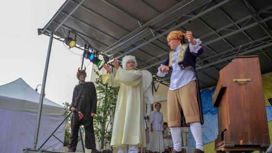image:Image V Pohádkové náměstí se změnilo to dobřanské o minulé neděli. Desítky dětí se zapojily do divadelního představení, kde hlavními postavami byli anděl a č ertík.