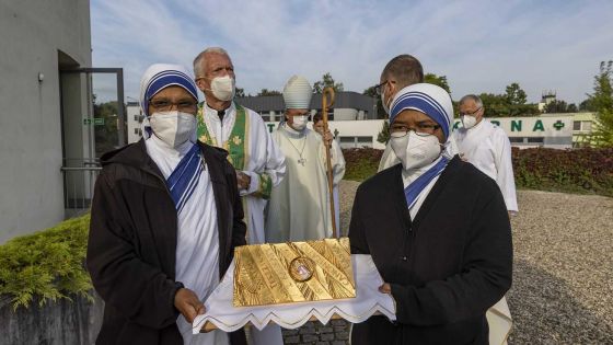 image:Image Sestry Matky Terezy přinesly ostatky své zakladatelky.