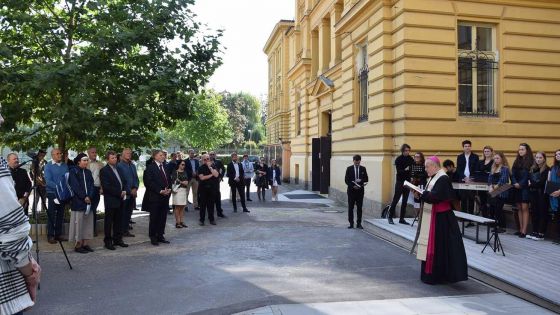 image:Image Žehnání opravených prostor Biskupského gymnázia v Hradci Králové.