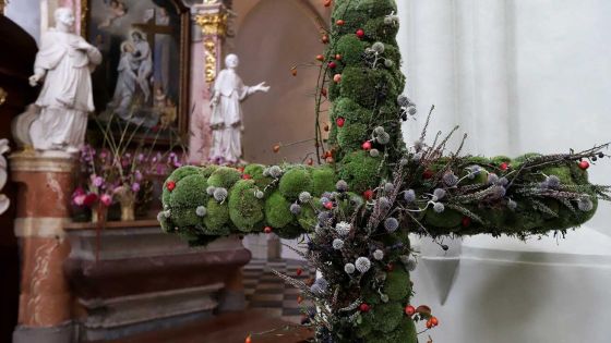 image:Image Žďárskou baziliku ozdobily květy naděje