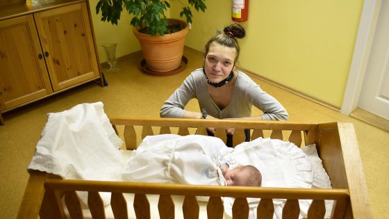 image:Image Domov je bezpečným místem pro matky i jejich děti. 
