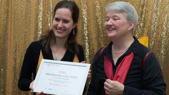image:Image Mariana Ambrožová a ředitelka Eva Vondráková s cenou Neziskovka roku 2019.
