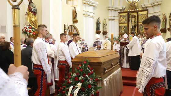 image:Image S biskupem Petrem Esterkou se v Dolních Bojanovicích rozloučila i krojovaná chasa.