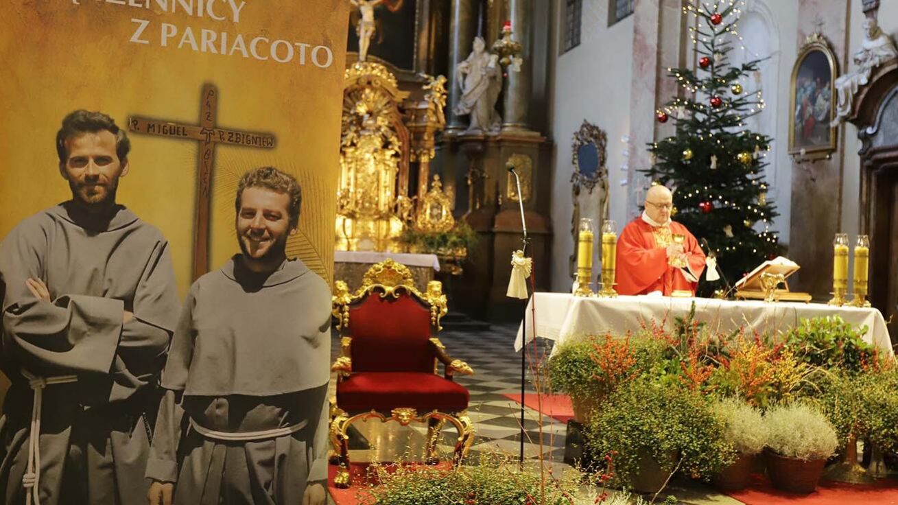 image:Image Po mši svaté mohli věřící uctít ostatky bl. Michała a Zbigniewa.