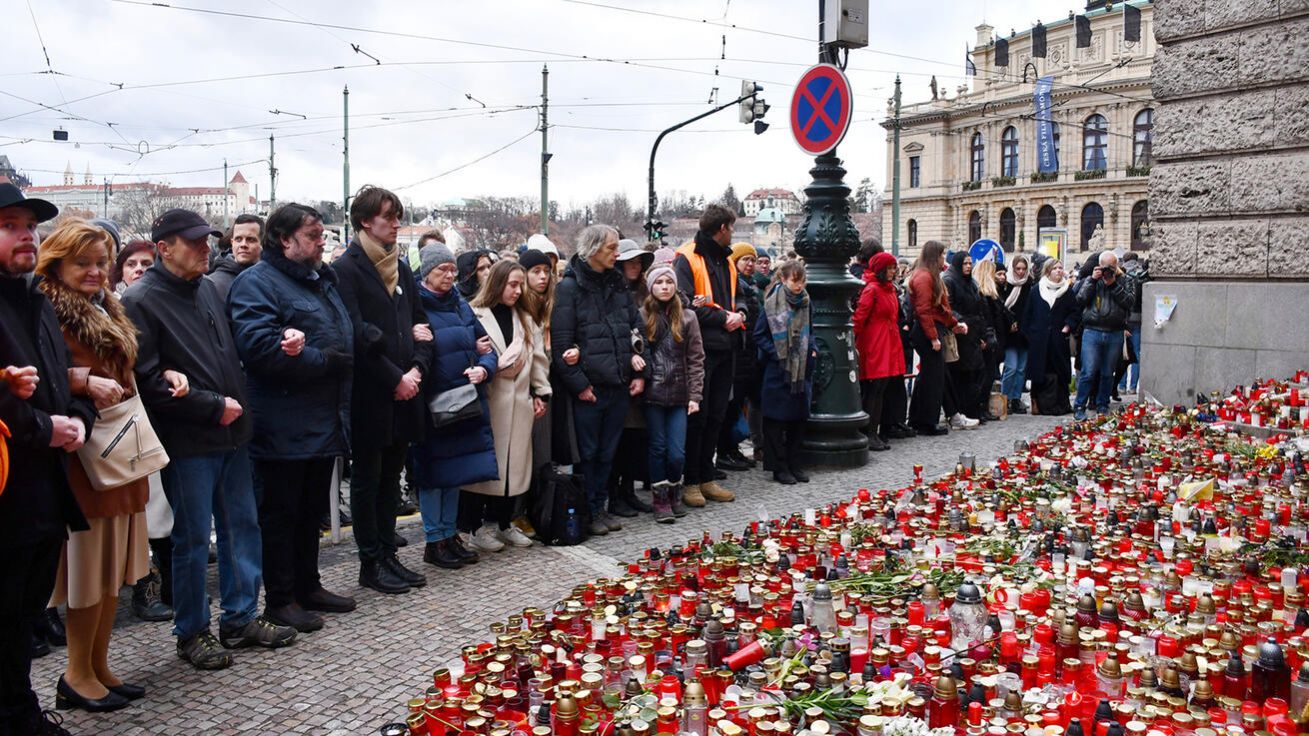 image:Image Pietní akce u Filosofické fakulty UK v Praze. 