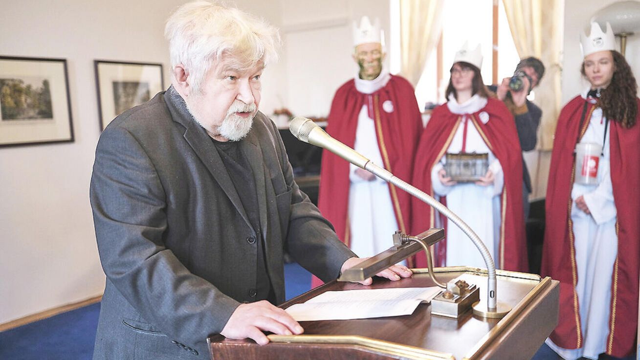 image:Image Petr Pithart při tříkrálové snídani v Senátu.