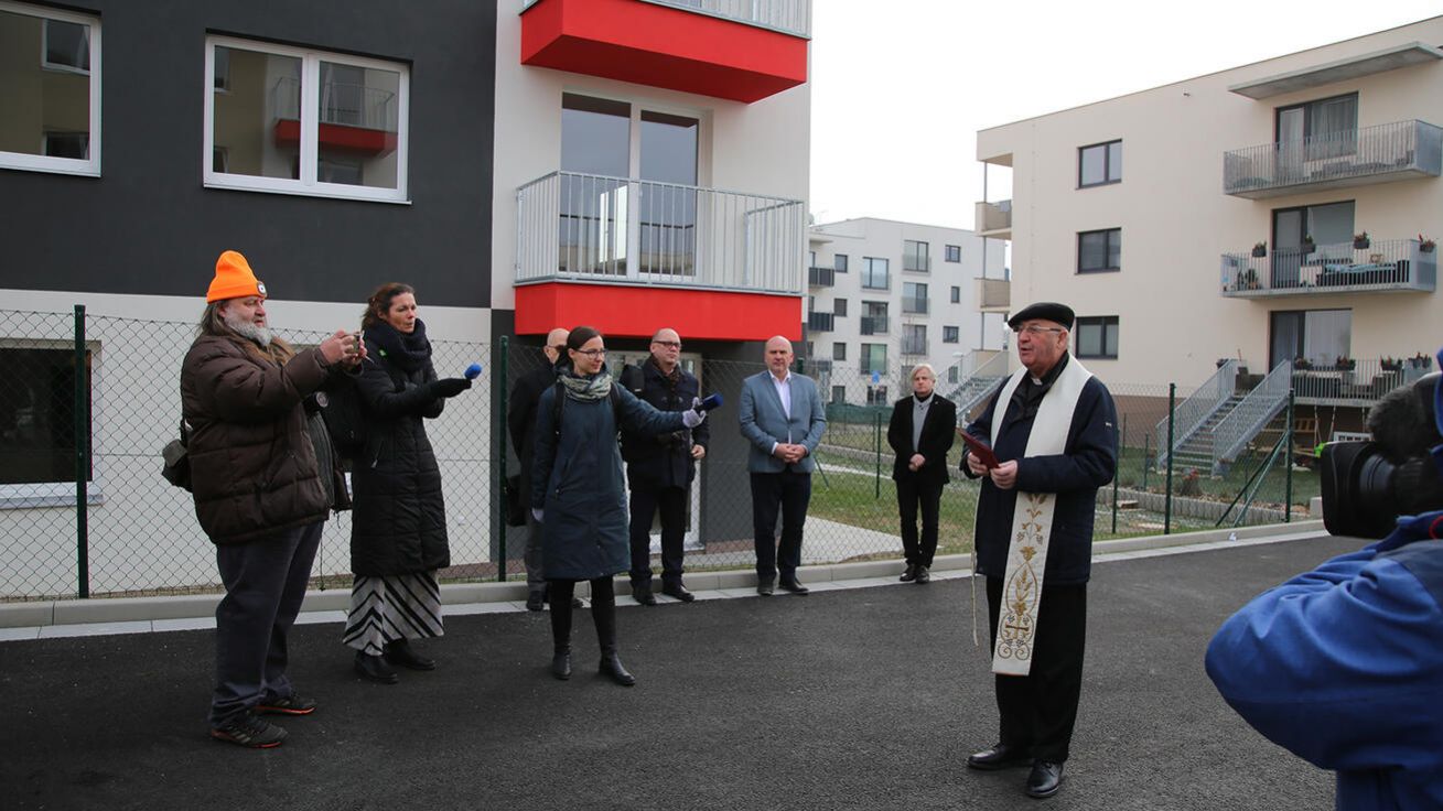image:Image Arcibiskup Jan Graubner žehná novým bytům v Milovicích.
