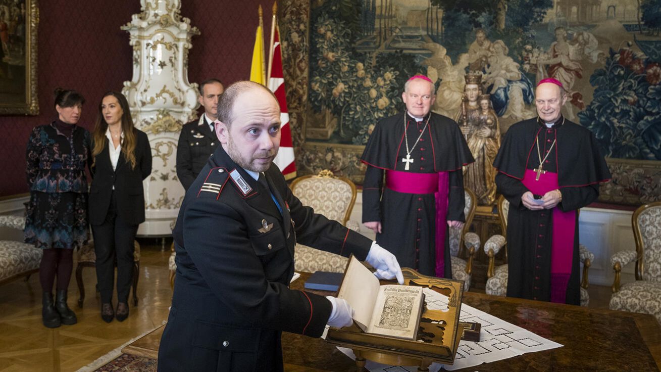image:Image Předání knihy v Arcibiskupském paláci v Olomouci.