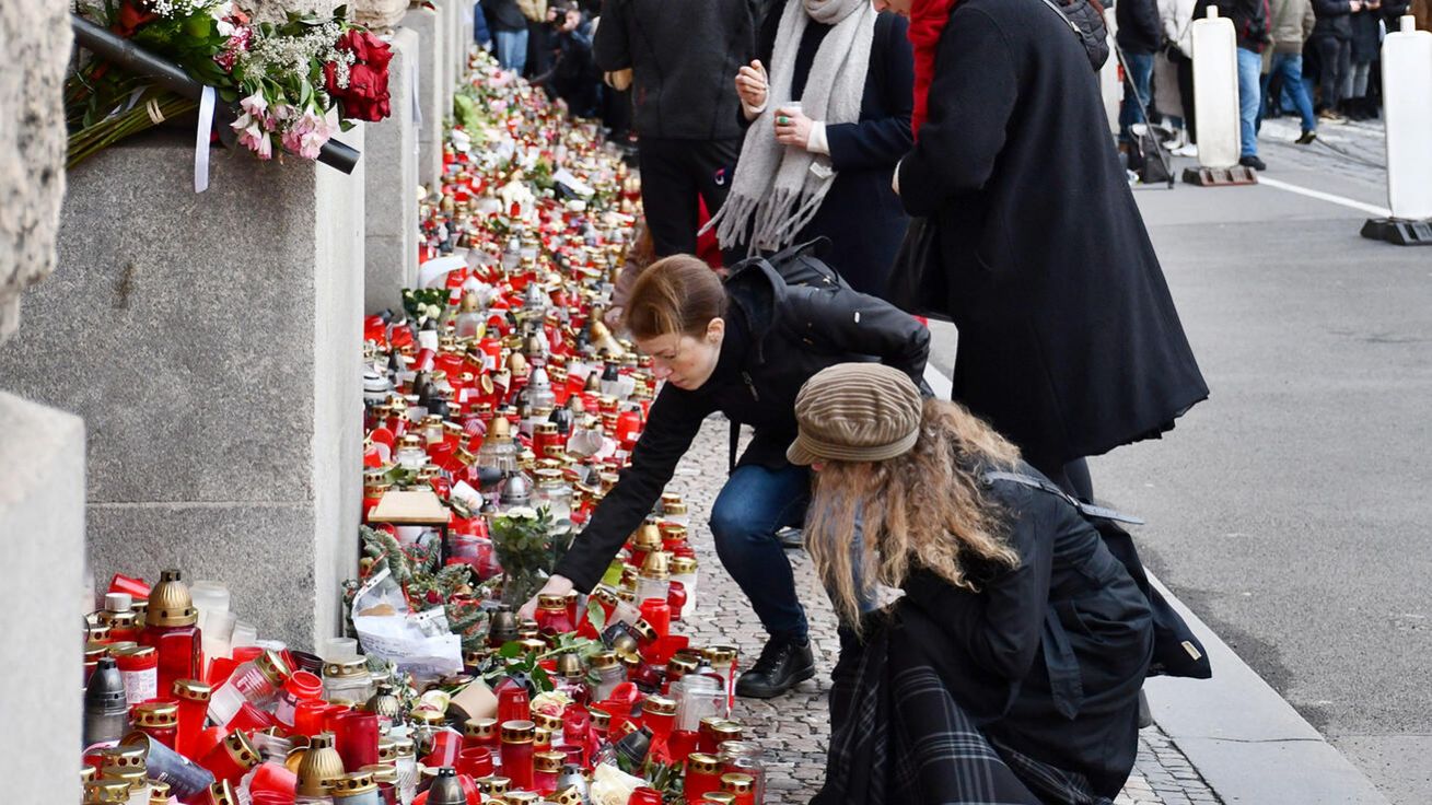 image:Image Pieta před filozofickou fakultou.
