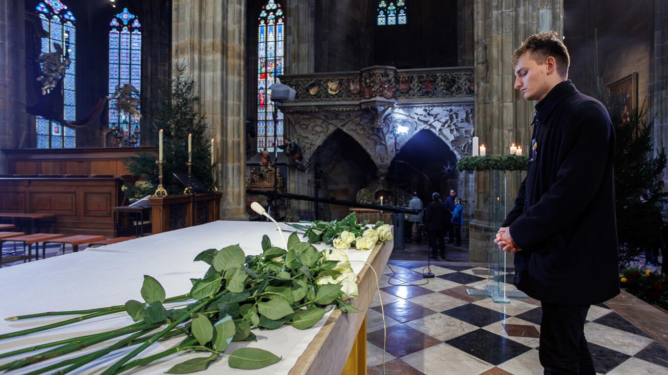 image:Image Růže za oběti při requiem v pražské katedrále.