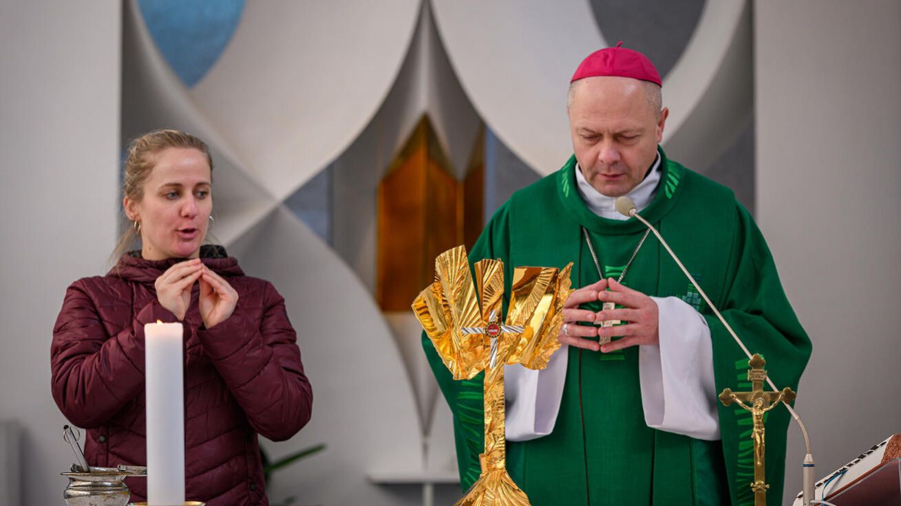 image:Image Mši celebroval biskup Zdenek Wasserbauer, po ní odhalil relikviář sv. Filipa Smaldoneho – patrona neslyšících od sochaře Otmara Olivy. Vše překládala tlumočnice do znakového jazyka.