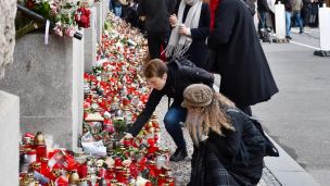 image:Image Osmnáct dní po střelbě, která nám změnila život