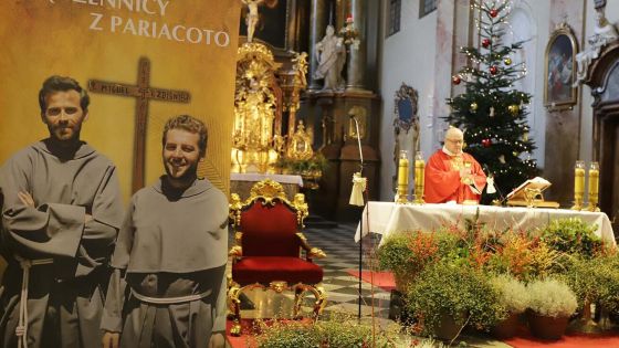 image:Image Po mši svaté mohli věřící uctít ostatky bl. Michała a Zbigniewa.
