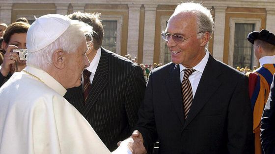 image:Image Pro fotbalovou legendu Franze Beckenbauera bylo určujícím zlomem na cestě víry setkání s papežem Benediktem XVI. v roce 2005.