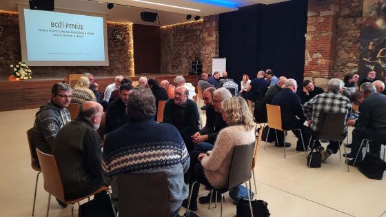image:Image Římskokatoličtí, evangeličtí a husitští duchovní se sešli v areálu Koinonie Jan Křtitel na pracovní ekumenické konferenci, kde hovořili o nakládání s penězi v rámci církve.
