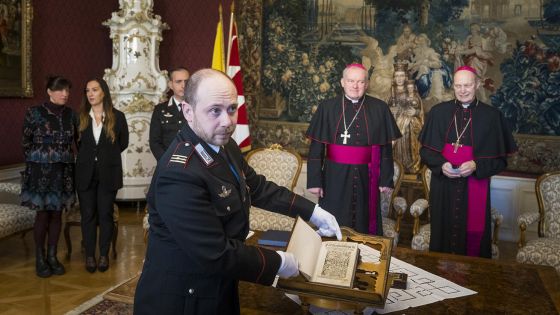 image:Image Předání knihy v Arcibiskupském paláci v Olomouci.