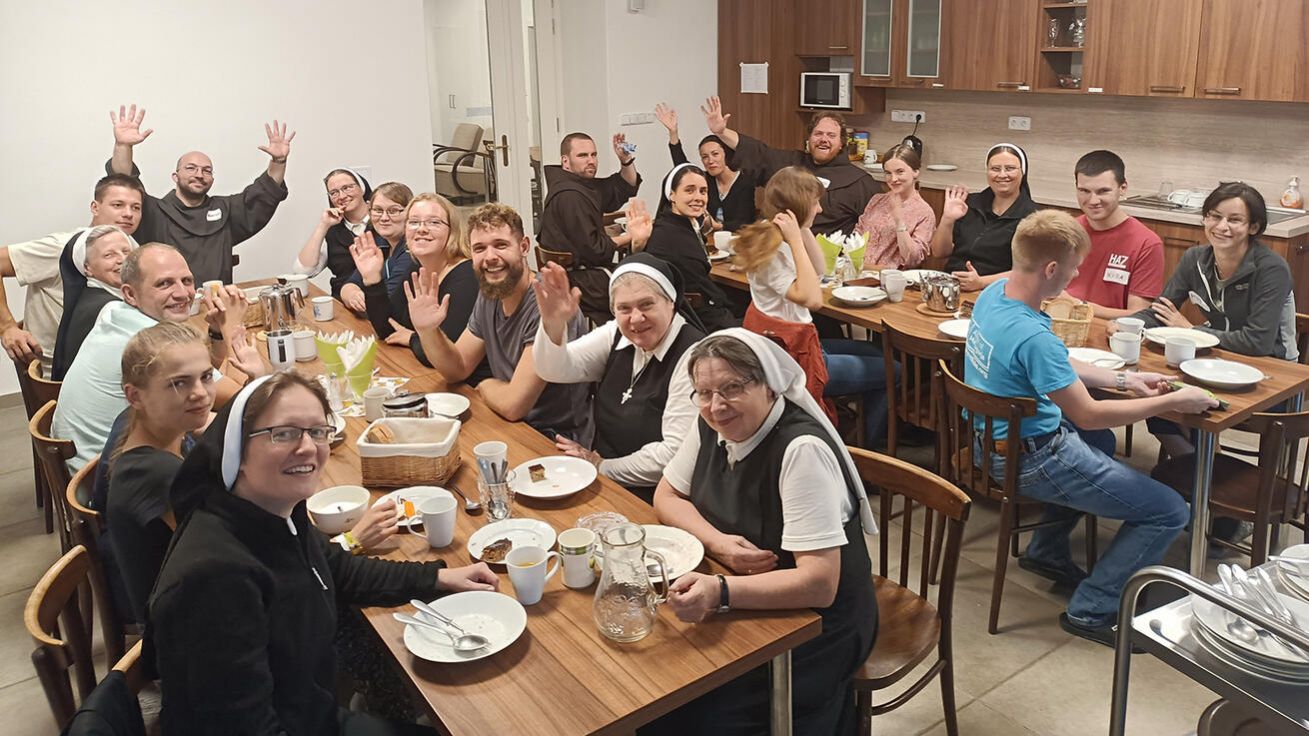 image:Image Františkánky, františkáni a mládež v hoješínském Domě sestry Elišky.