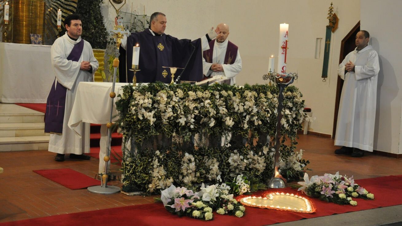 image:Image Mše sv. za oběti střelby na FF UK v Praze se zúčastnili v českobudějovickém kostele sv. Vojtěcha (zleva) jáhen Michal Opatrný, P. Josef Mendel a P. Jindřich Šrajer.