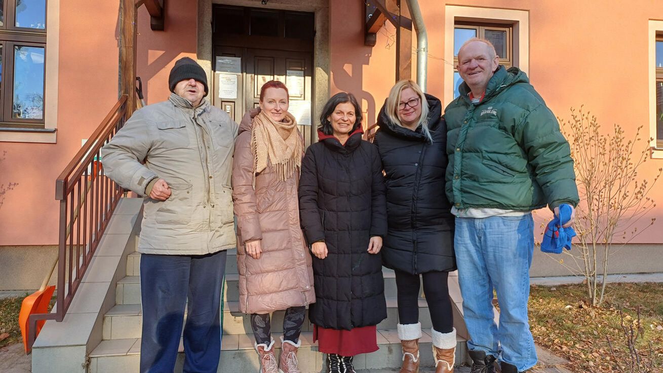image:Image Klienti a zaměstnanci Domova sv. Vavřince v Meclově. Vedoucí Ivana Fröhlichová uprostřed. 