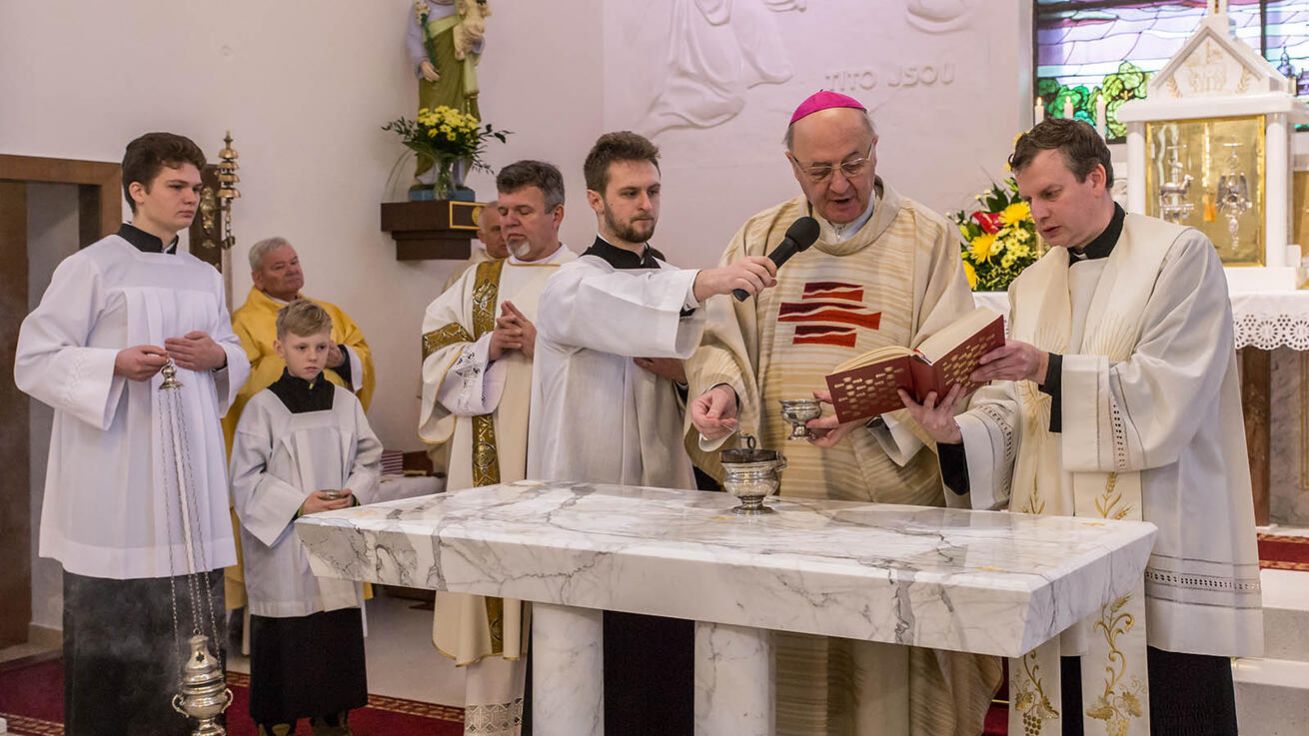 image:Image Na nové prvky se farníci složili při sbírkách.