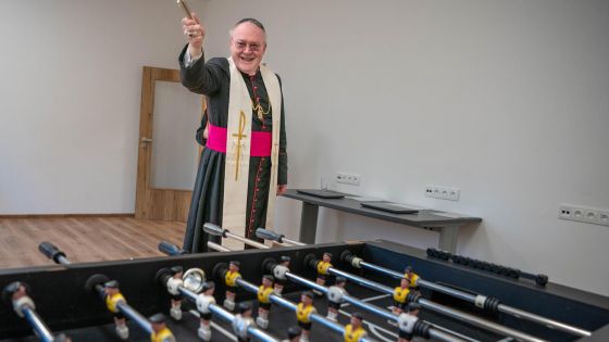 image:Image Nové prostory požehnal Mons. Martin Davídek.