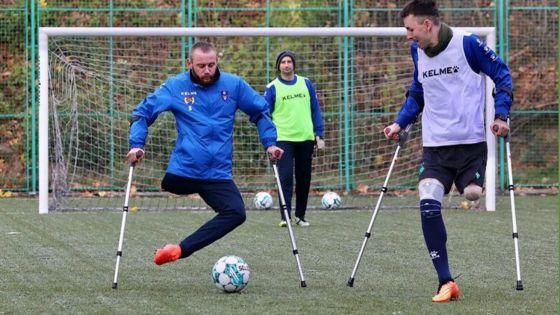 image:Image PRVNÍ UKRAJINSKÝ KLUB VETERÁNŮ S AMPUTACEMI založili salesiáni ve Lvovské oblasti. Klub Pokrova AMP je z 80 % tvořen vojáky, kteří bojovali proti ruské armádě v současné válce. První hráče přijal loni v září, letos už se zapojí do mezinárodních soutěží, a to i díky profesionálnímu tréninku prvoligového hráče Bohdana Melnyka. Fotbal pro hráče s amputacemi má mírně upravená pravidla, hrají jej sedmičlenné týmy na hřišti o rozměrech 40 x 60 metrů a berle se pokládají za prodloužení paže. Tato salesiánská iniciativa je součástí armádních projektů fyzické i psychické rehabilitace vojáků a válečných veteránů na Ukrajině.
