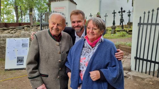 image:Image Předsedové spolků, kteří se zasloužili o záchranu Mouřence – Karl Suchy a Lukáš Milota s Margrit Kaiserovou.