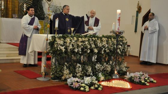 image:Image Mše sv. za oběti střelby na FF UK v Praze se zúčastnili v českobudějovickém kostele sv. Vojtěcha (zleva) jáhen Michal Opatrný, P. Josef Mendel a P. Jindřich Šrajer.