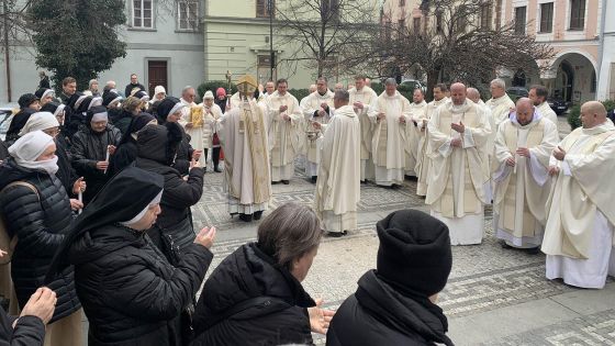 image:Image Na svátek Uvedení Páně do chrámu se lidé žijící Bohu zasvěceným životem sešli se svými biskupy.