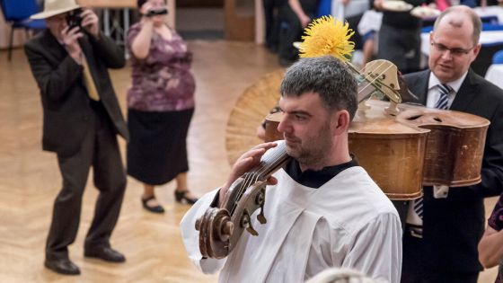 image:Image Uhodila půlnoc, nadešel půst, je načase „pochovat basu“ – jako na plese v Lidovém domě ve Frýdku-Místku v roce 2019.