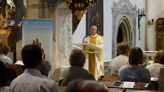 image:Image Mons. Jan Balík při mši svaté, po které následovala debata o činnosti LL. 