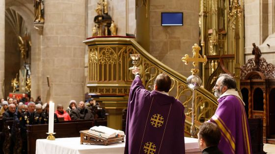 image:Image Mši svatou za oběti tragédie na pražské filozofické fakultě celebroval plzeňský biskup Tomáš Holub v katedrále sv. Bartoloměje.