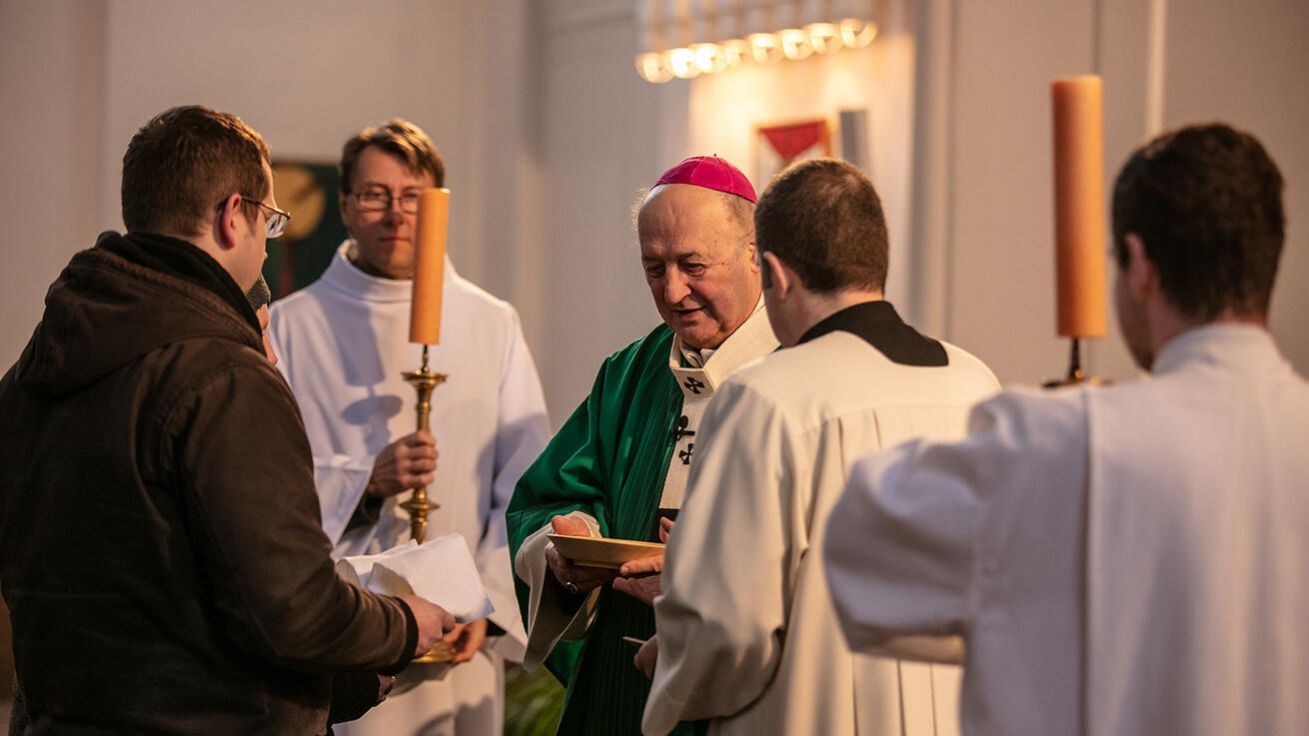 image:Image V bohnickém kostele sv. Václava celebroval mši svatou arcibiskup Jan Graubner.