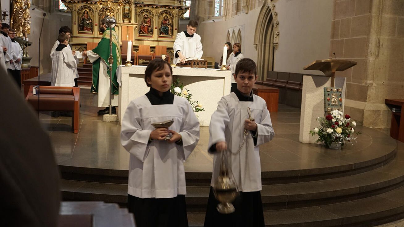 image:Image Ministranti v katedrále.