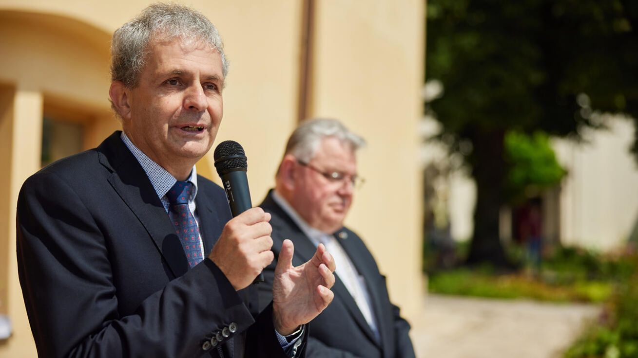 image:Image Zakladatel Domova sv. Josefa a ředitel Oblastní charity Červený Kostelec Miroslav Wajsar na jedné z mnoha akcí v Domově.
