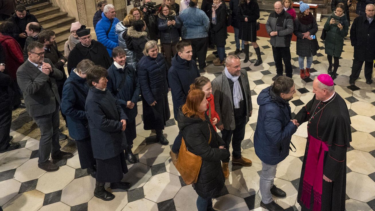 image:Image Po oznámení přišla řada lidí novému arcibiskupovi popřát.