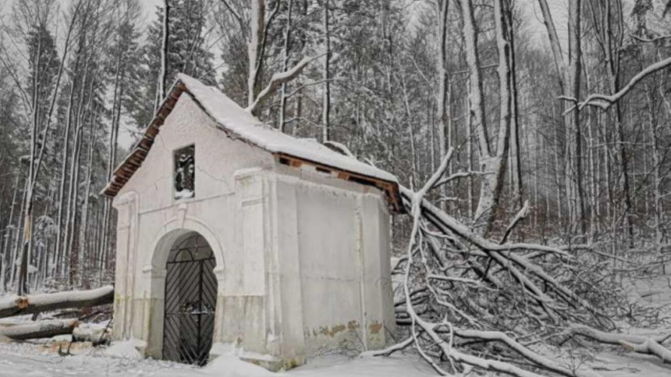 image:Image Poničená kaplička sv. Jana Křtitele pod Křemešníkem.